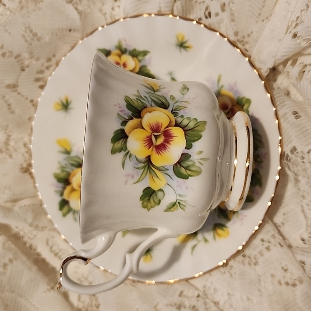 Golden Crown Bone China, E&R, Remembrance Series, Affection, Teacup & Saucer